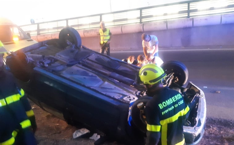 Aparatoso accidente de tráfico en la variante de Rota