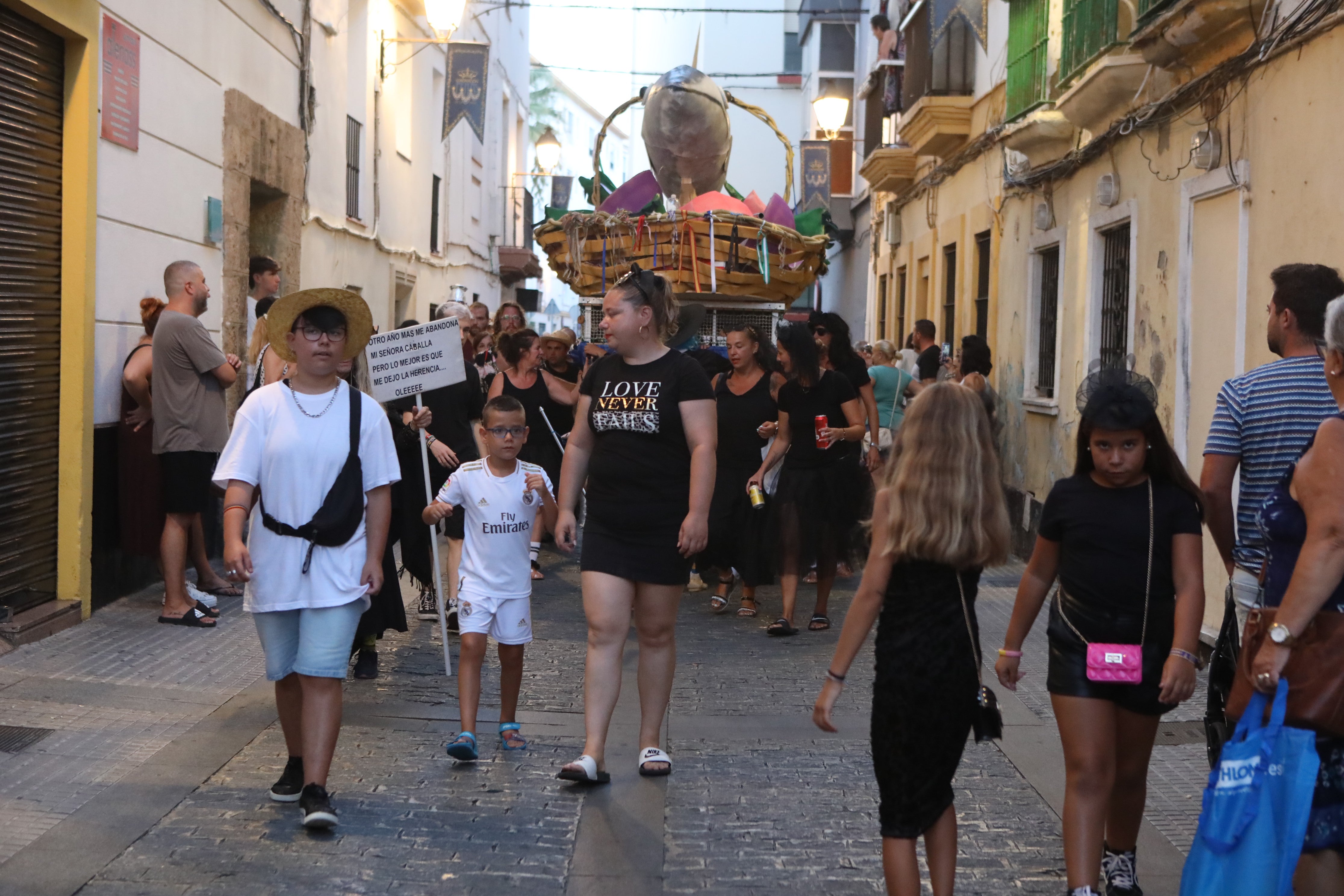 El entierro de la caballa, en imágenes: esta es la fiesta típica de Cádiz