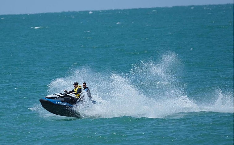 El exceso de velocidad de las motos de agua provoca las quejas de los bañistas