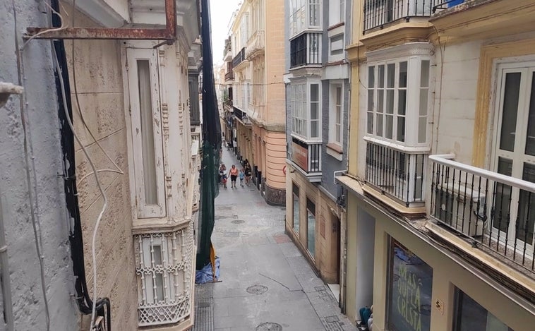 Un trabajador cae desde un andamio de una obra en la calle José del Toro de Cádiz