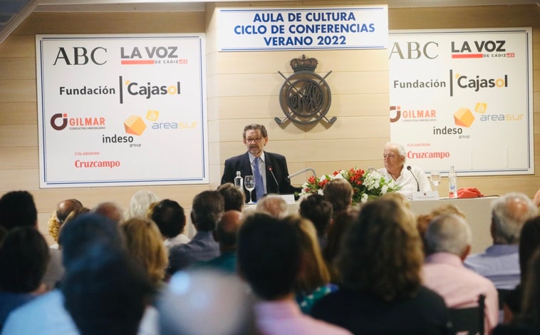 Imagen principal - El médico y escritor José Antonio Sánchez Calzado pone el broche de oro al ciclo de conferencias de Vista Hermosa