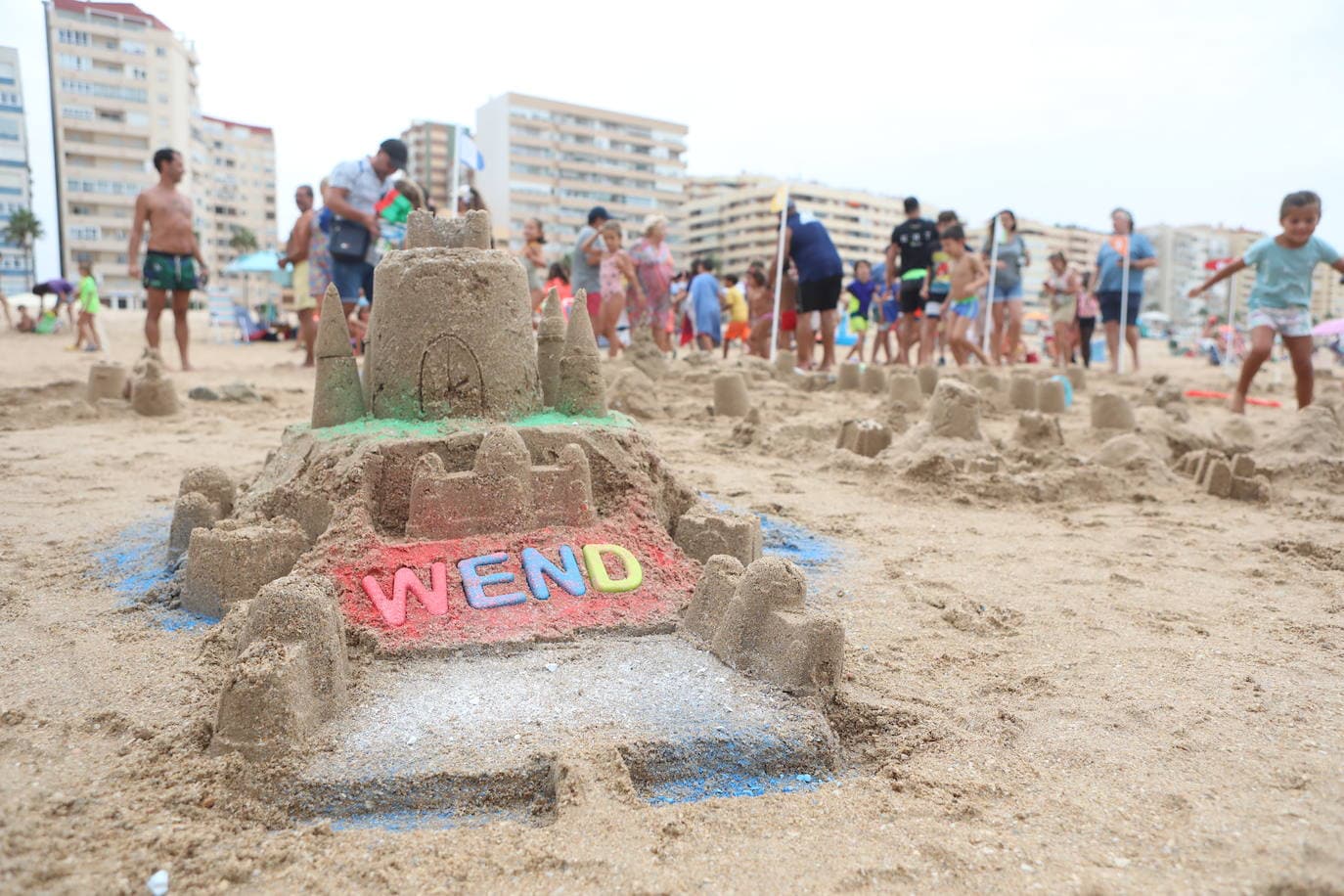 Un concurso de castillos de arena pone broche al mes de agosto en las playas de Cádiz