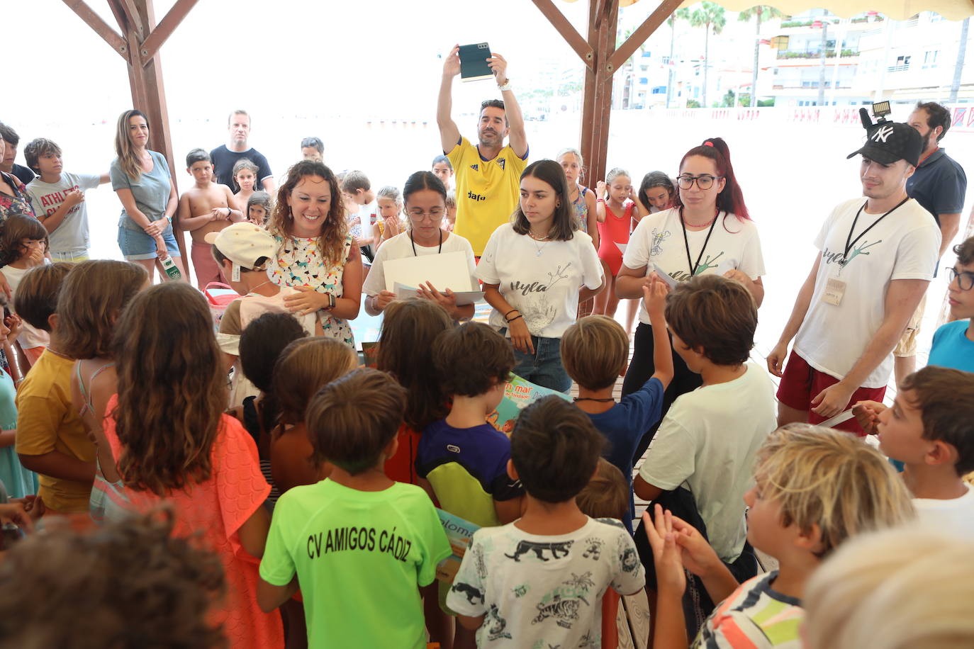 Un concurso de castillos de arena pone broche al mes de agosto en las playas de Cádiz