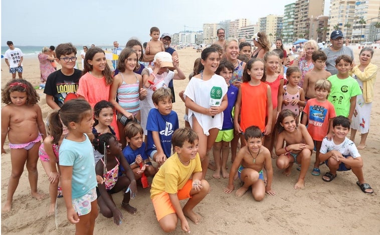 Un concurso de castillos de arena pone broche al mes de agosto en las playas de Cádiz