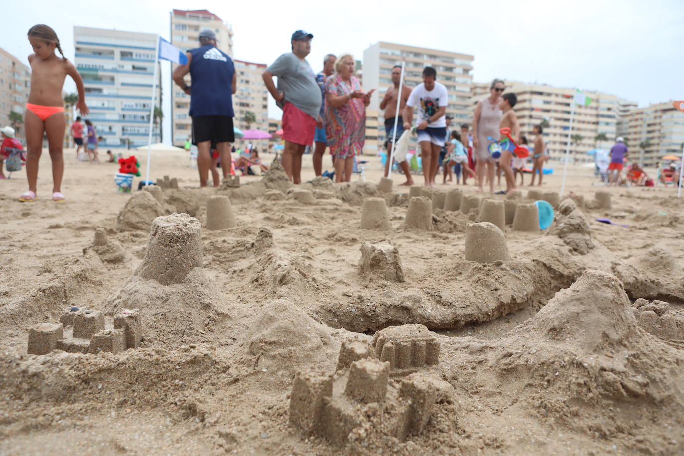 Un concurso de castillos de arena pone broche al mes de agosto en las playas de Cádiz