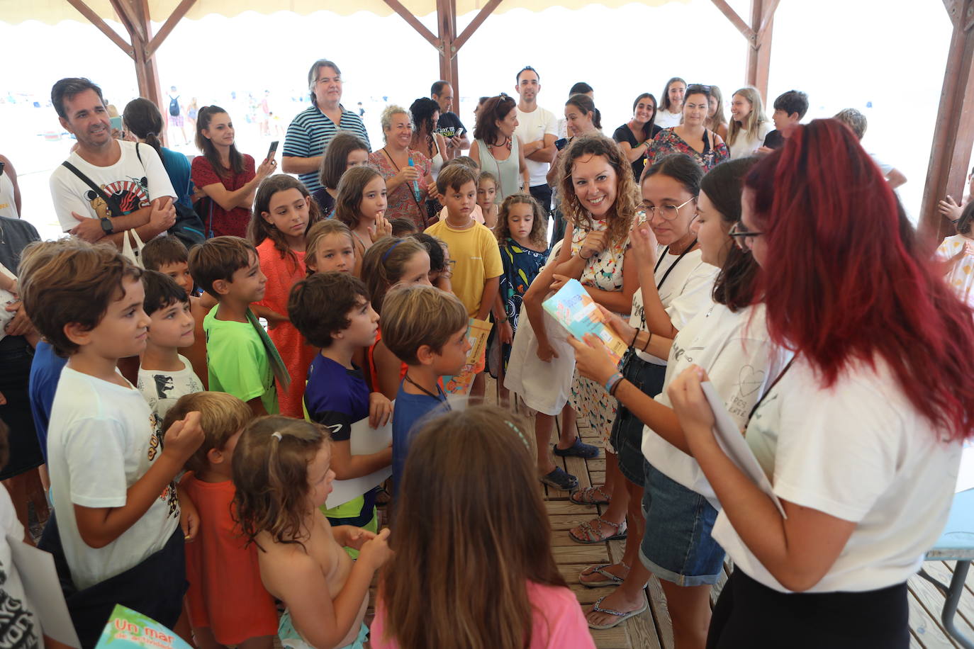 Un concurso de castillos de arena pone broche al mes de agosto en las playas de Cádiz