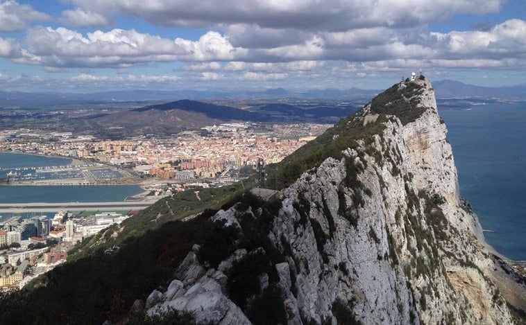 Vídeo: Un buque granelero se encuentra semihundido frente a Gibraltar tras colisionar con otro barco