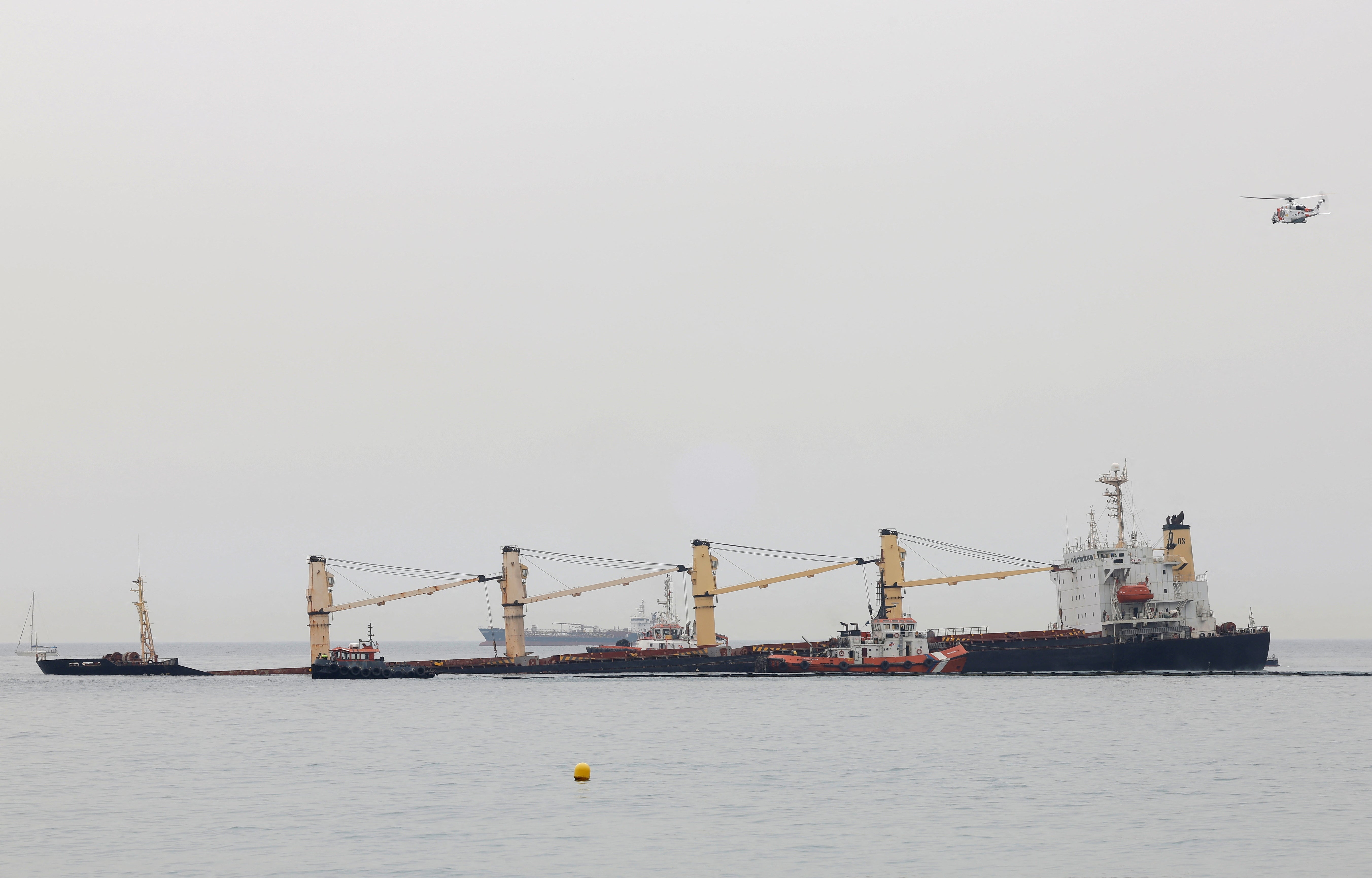 Fotos: el buque semihundido en Gibraltar