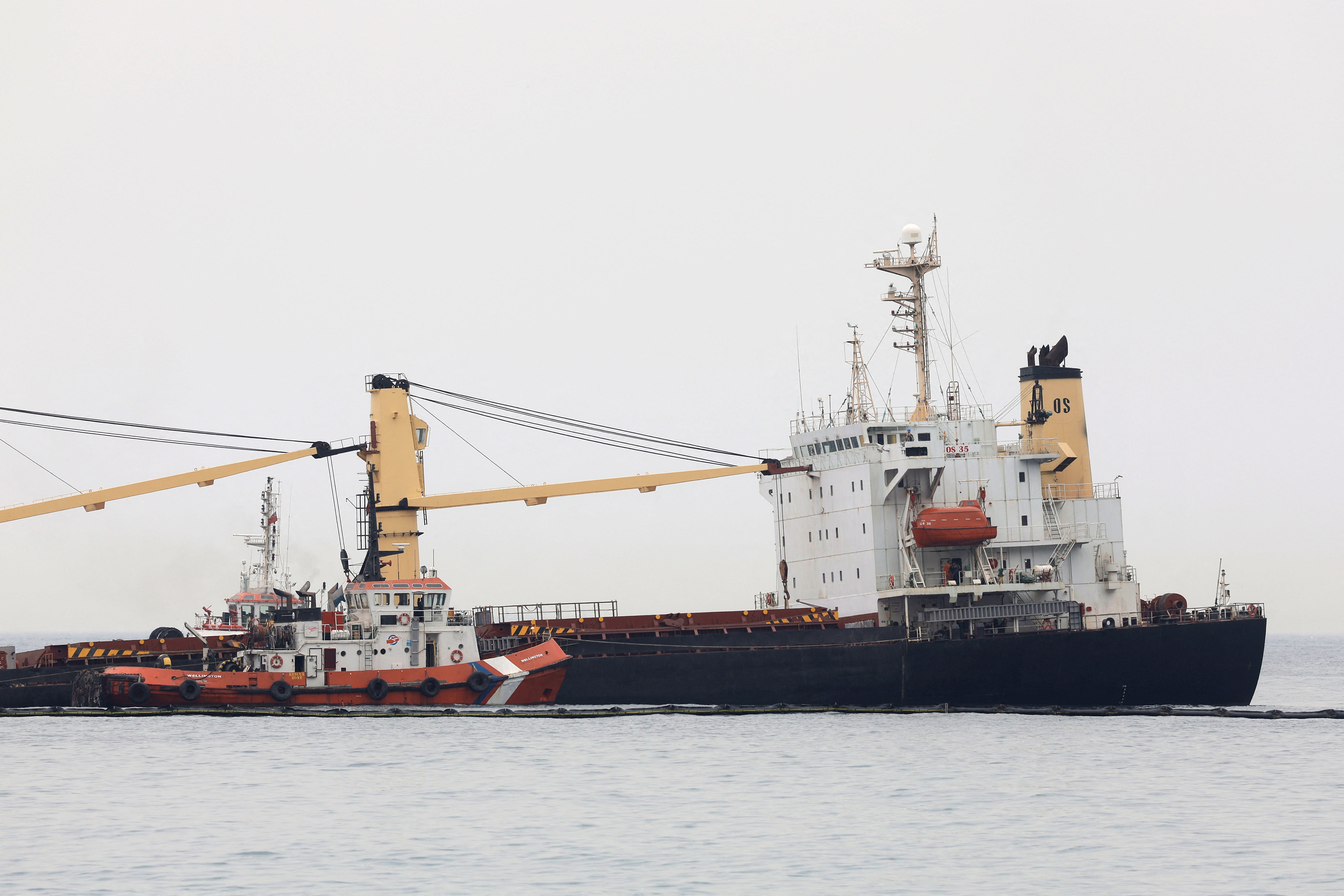 Fotos: el buque semihundido en Gibraltar