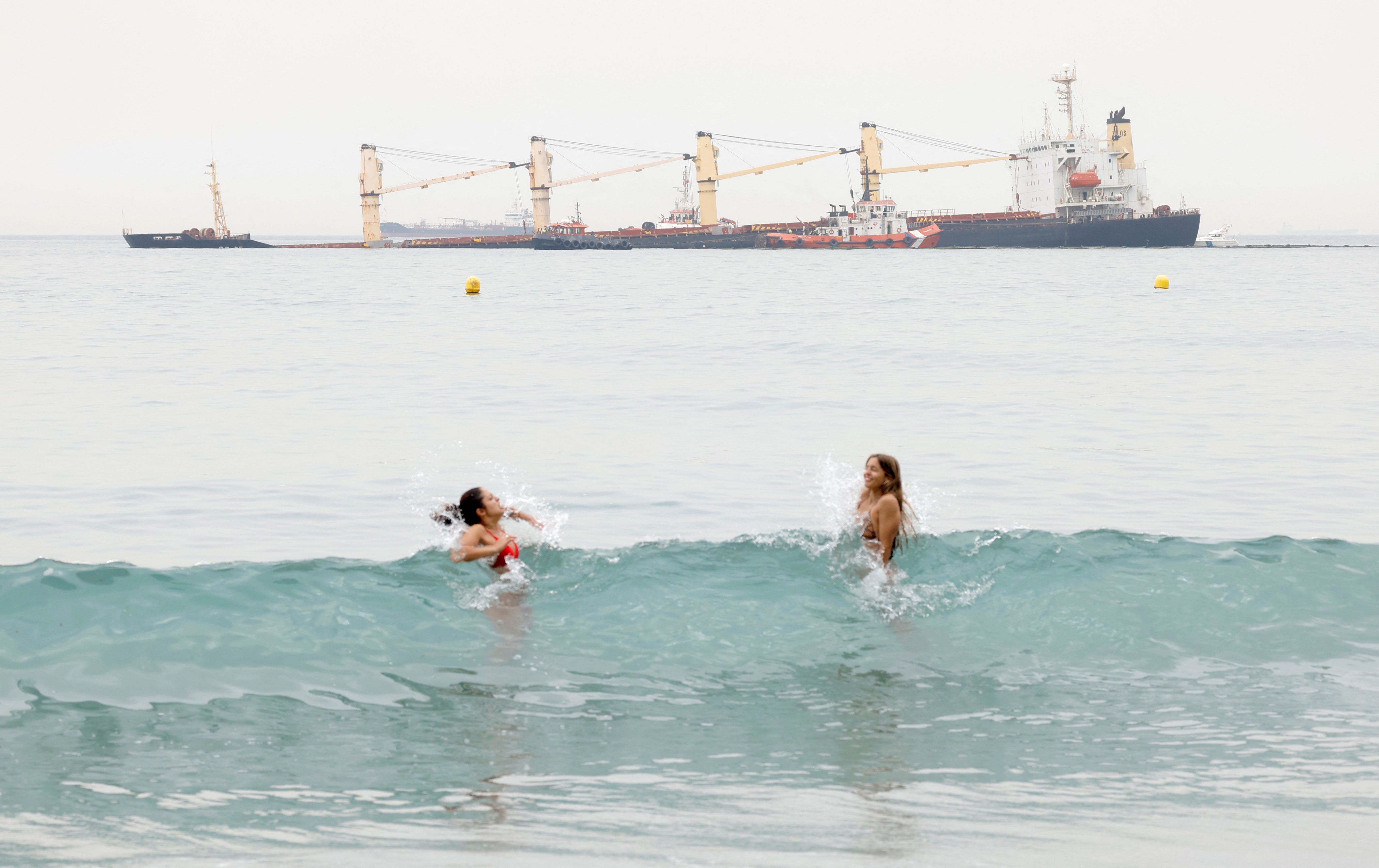 Fotos: el buque semihundido en Gibraltar