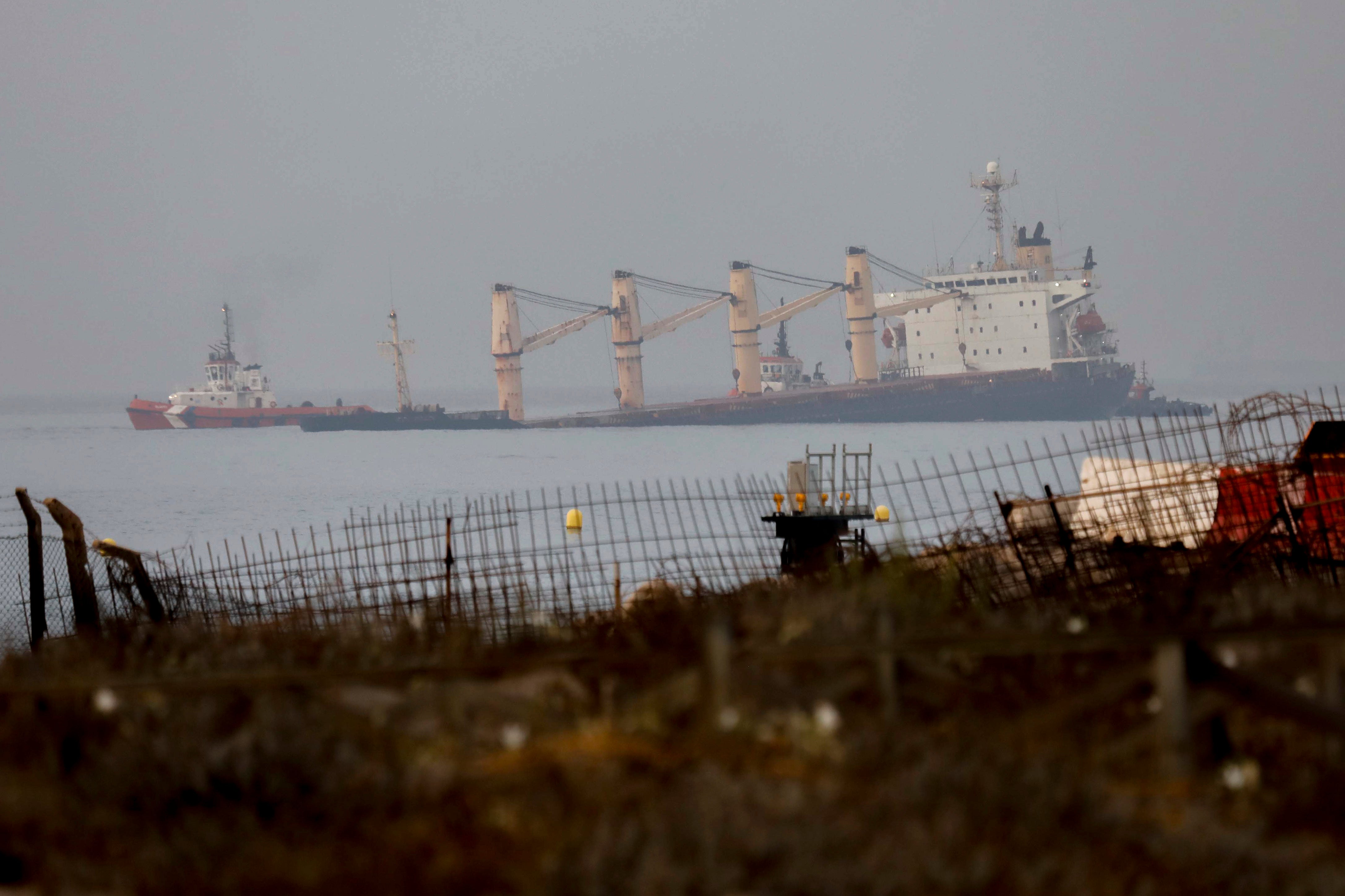 Fotos: el buque semihundido en Gibraltar