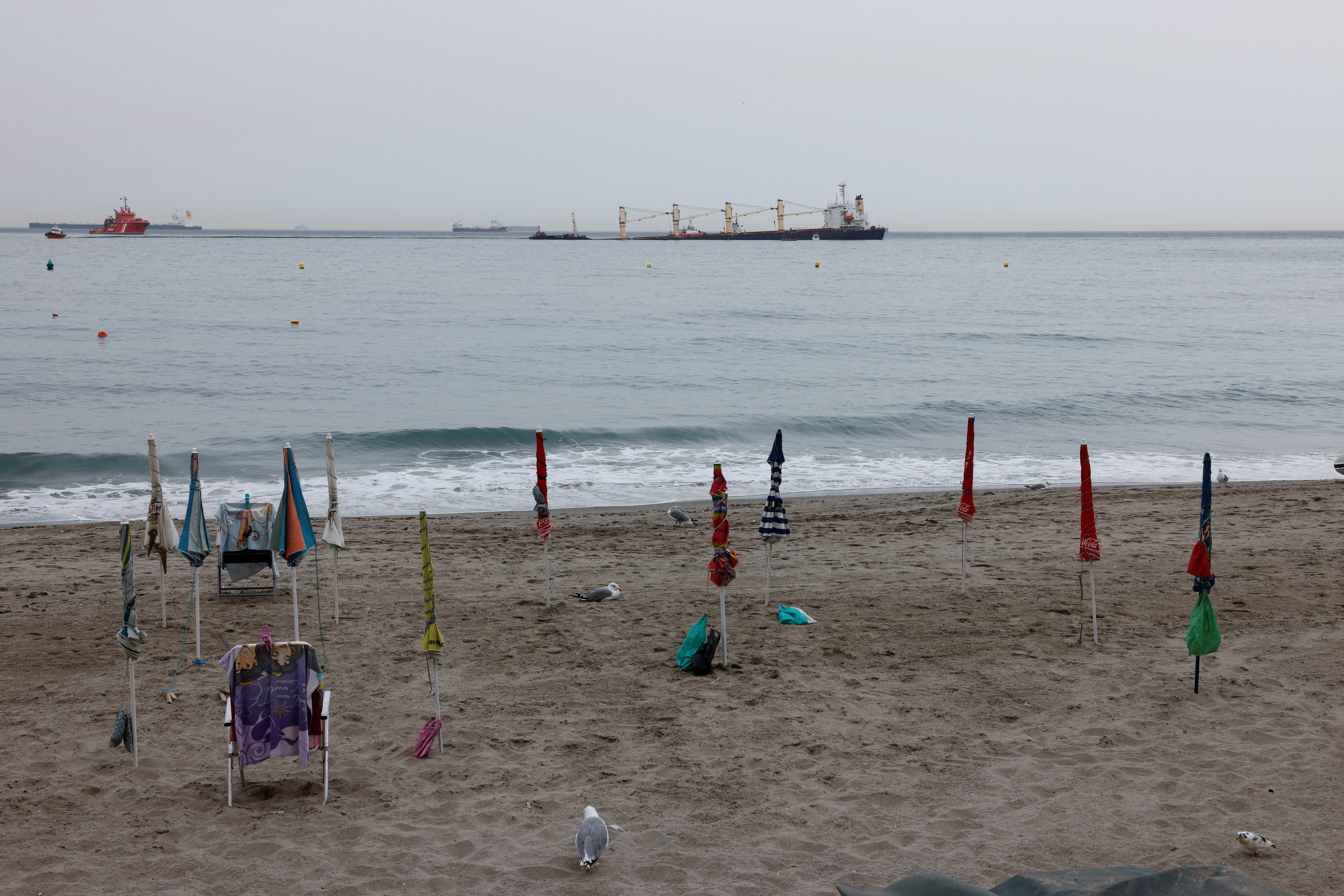 Fotos: el buque semihundido en Gibraltar