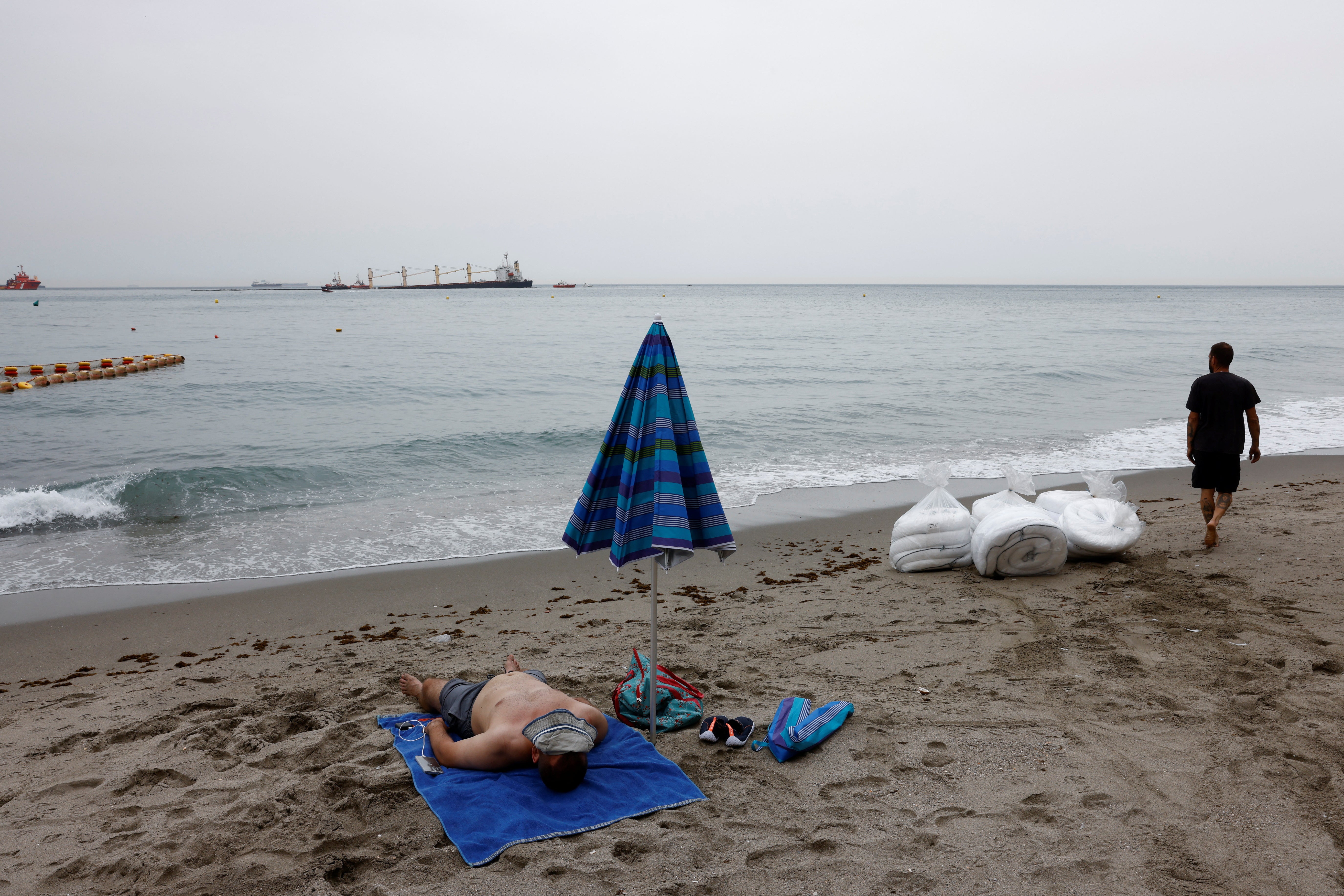 Fotos: el buque semihundido en Gibraltar
