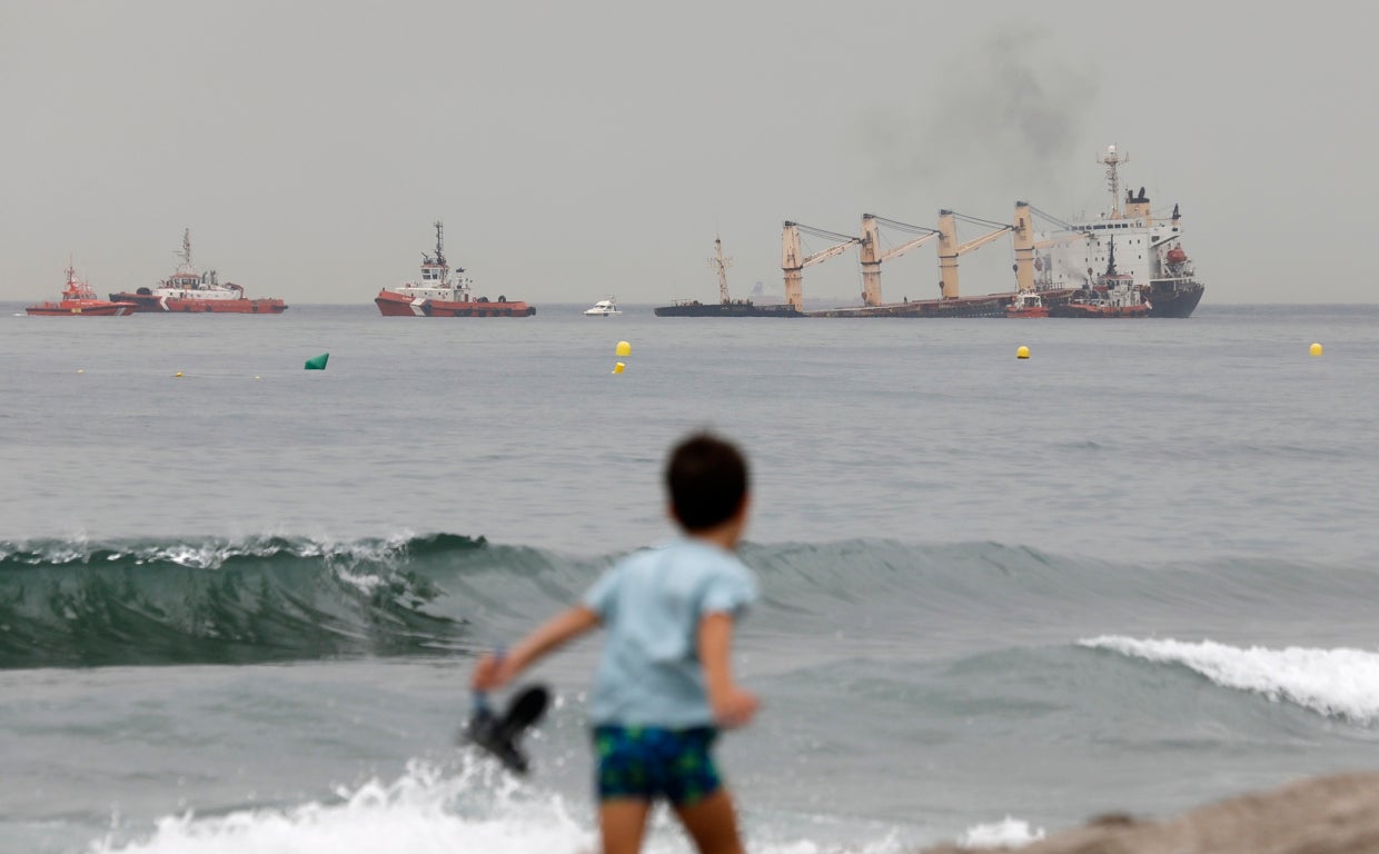 Fotos: el buque semihundido en Gibraltar