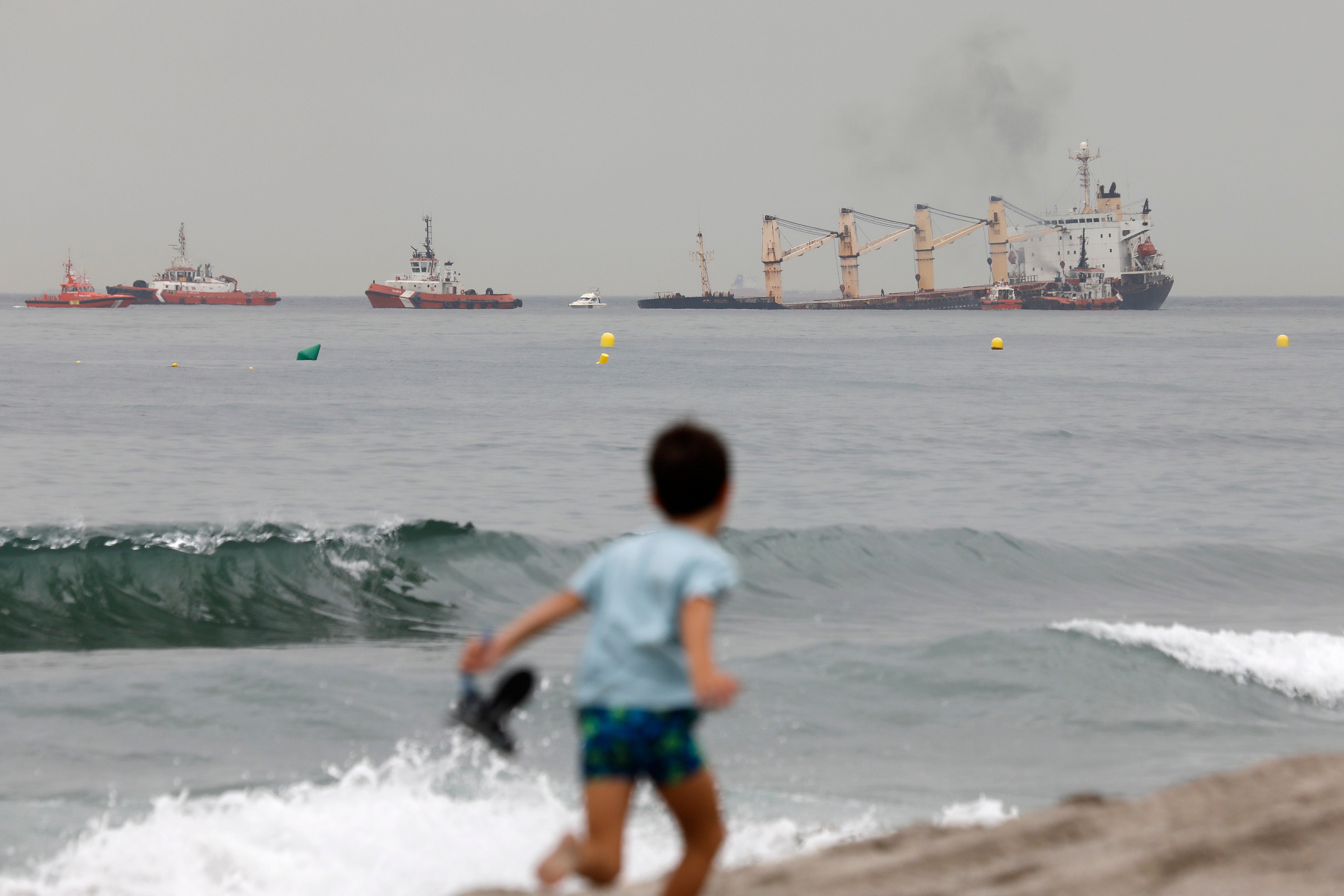 Fotos: el buque semihundido en Gibraltar