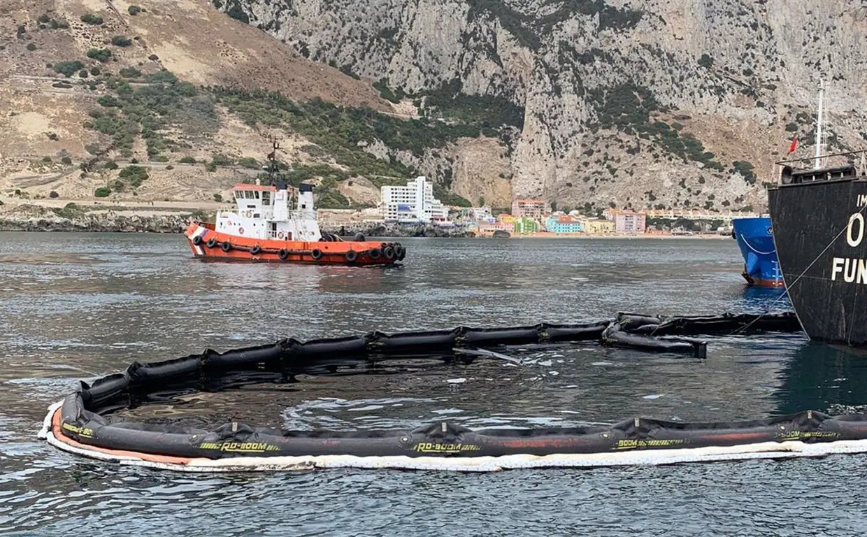 Gibraltar comienza a sacar el gasóleo del buque semihundido OS35