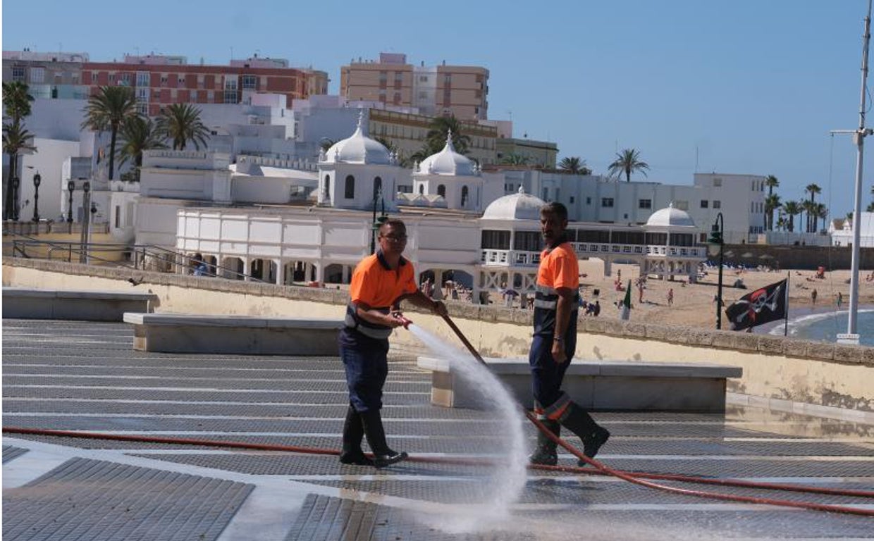 Los socialistas suspenden la gestión de Kichi durante este verano en la ciudad, visitada por miles de turistas.