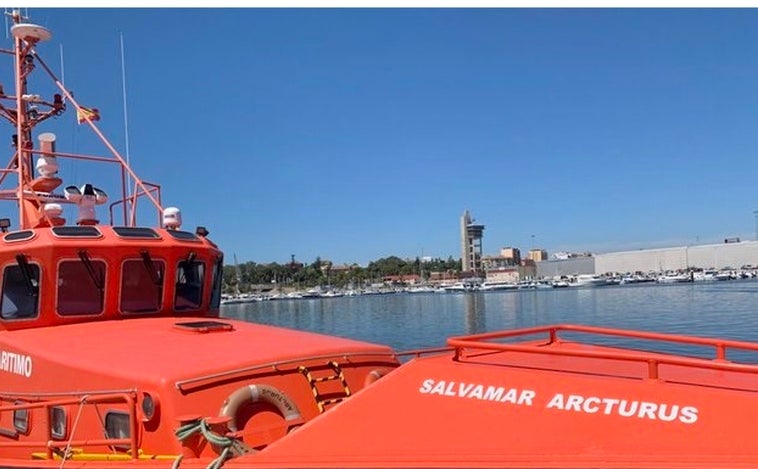 Rescatados tres hombres que intentaban llegar nadando a la costa  en Guadalmesí, en Tarifa