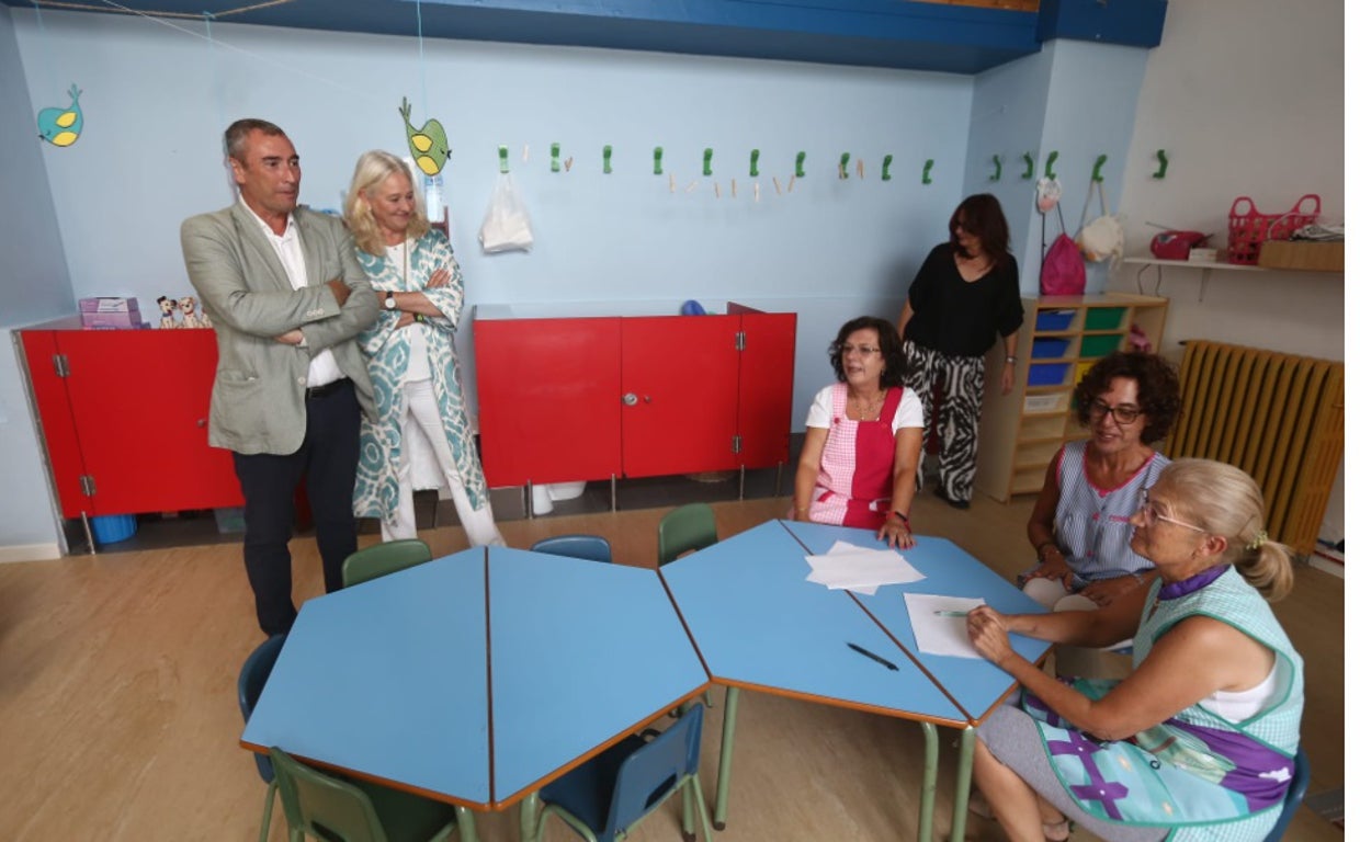 La delegada del Gobierno andaluz en Cádiz, Mercedes Colombo, en su visita a la Escuela Infantil Virgen de la Palma