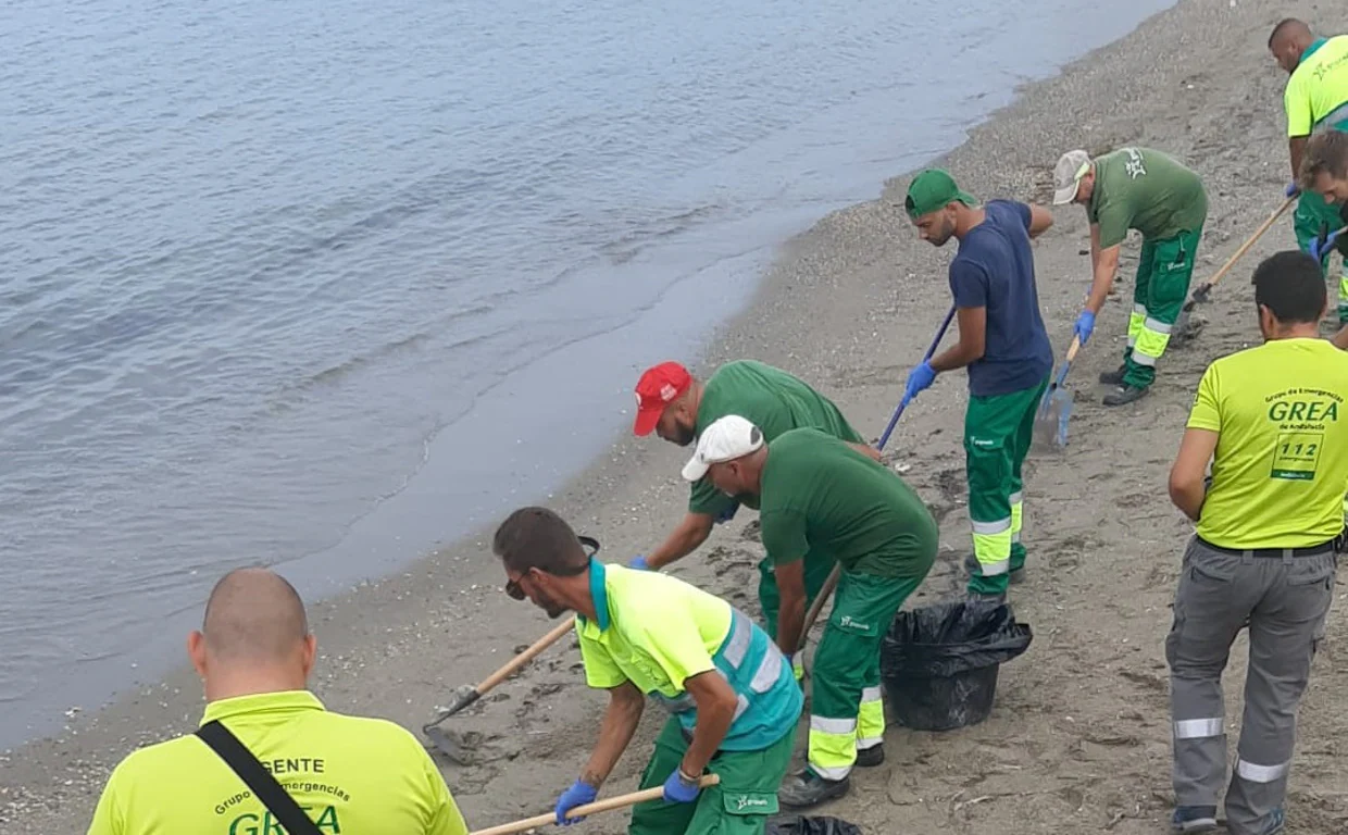 Salud prohíbe el baño en la playa de Poniente de La Línea como consecuencia del vertido
