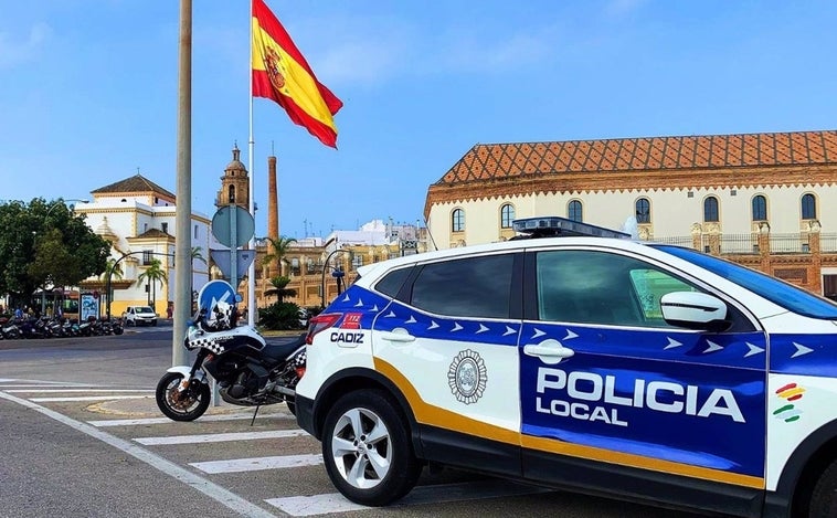 La Policía Local de Cádiz pone en marcha una campaña de control y vigilancia contra las distracciones al volante