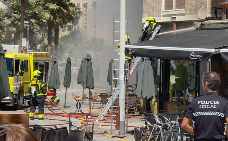 Aparatoso incendio en el restaurante La Parrilla de Matilde del Paseo Marítimo de Cádiz