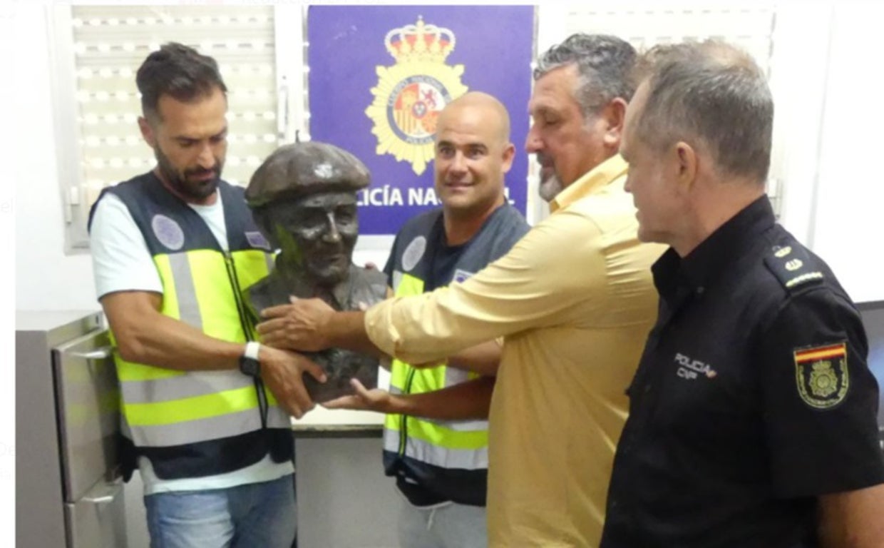 La Policía Nacional entrega el busto de &#039;Pepe el del Vapor&#039; recuperado de una acequia cerca del Aqualand de El Puerto