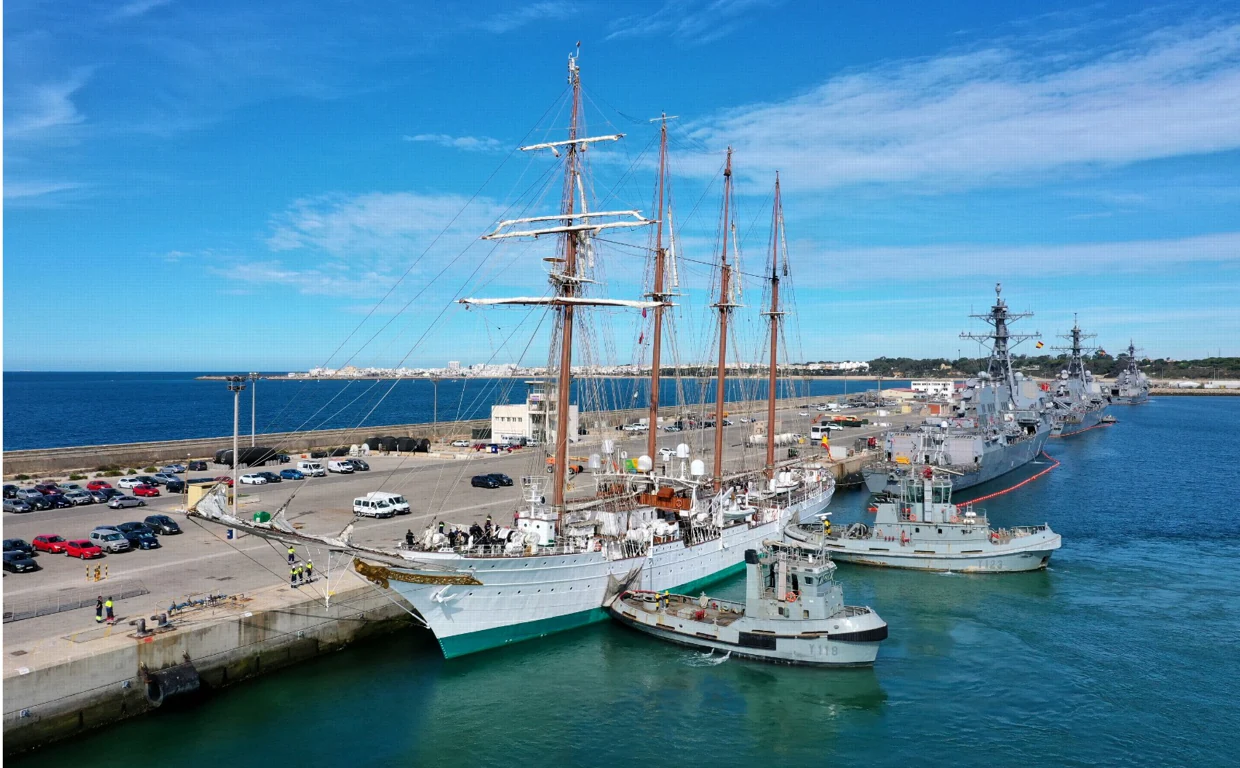 El buque Juan Sebastián de Elcano en Rota este lunes, desde donde zarpará este martes para protagonizar la revista naval del V Centenario de la Primera Vuelta al Mundo.