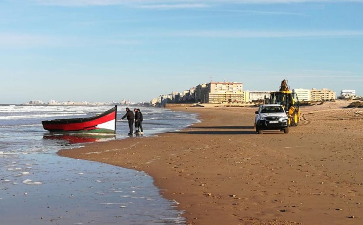 Llega una patera con seis inmigrantes a la playa de Cortadura, en Cádiz