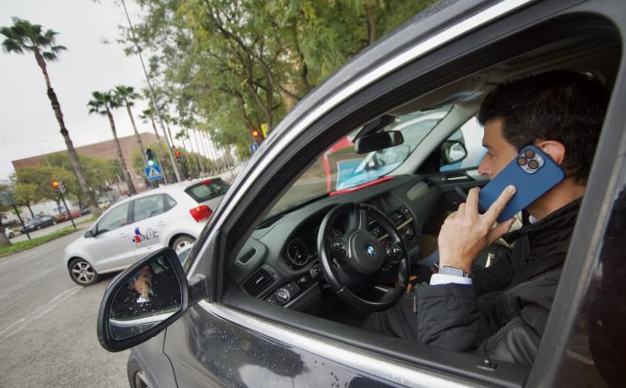 La utilización del móvil en el coche aumenta los riesgos de accidentes.