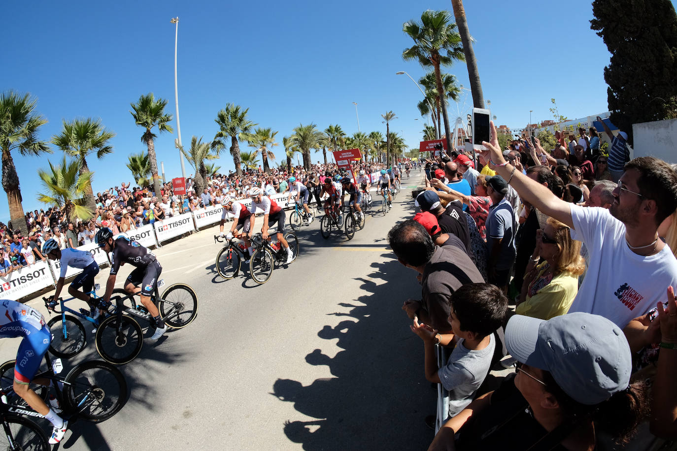 Las imágenes de la Vuelta Ciclista a España a su paso por Sanlúcar