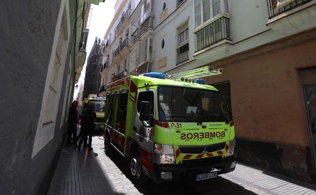 Pequeño incendio en la calle Torre con Sacramento, en el casco antiguo de Cádiz