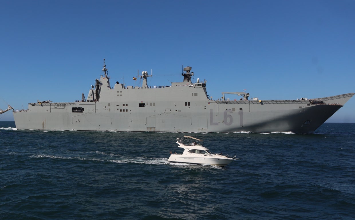 El 'Juan Carlos I' durante la revista naval que tuvo lugar el 6 de septiembre en Cádiz.