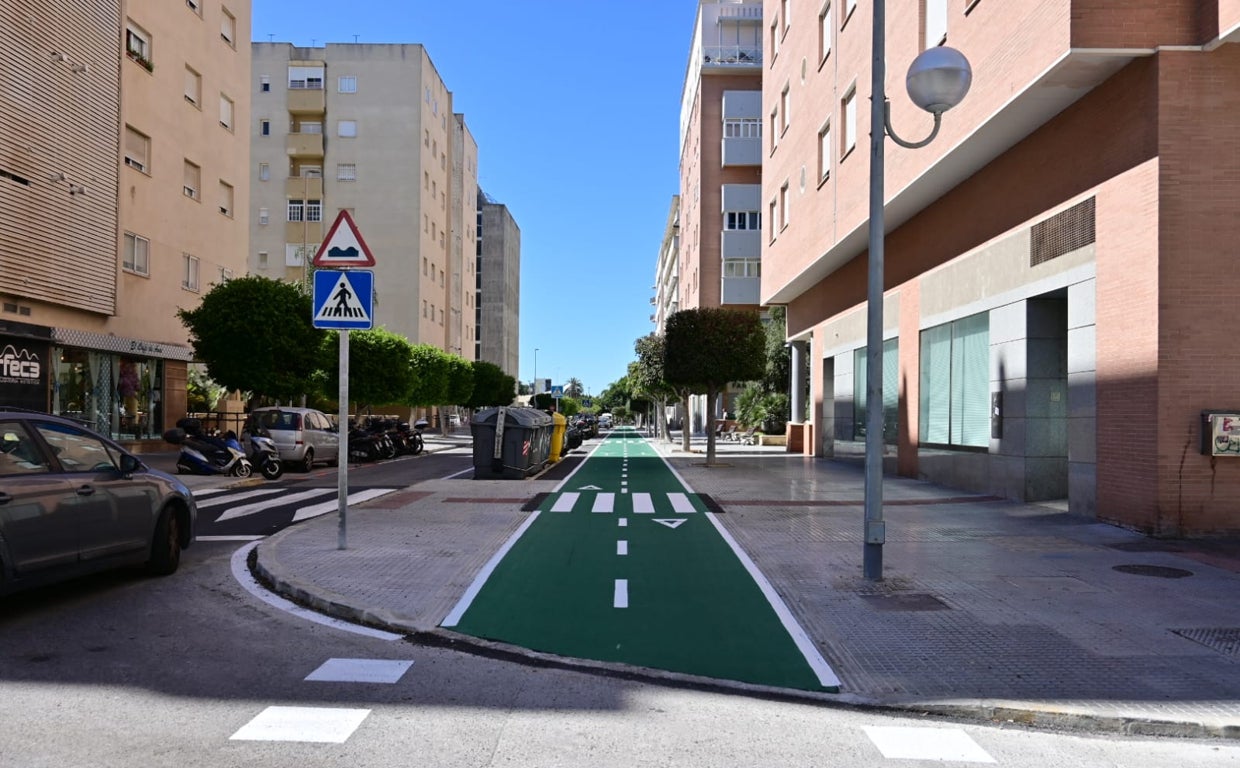 La calle América, ya con carril bici, un solo sentido y estacionamiento regulado.