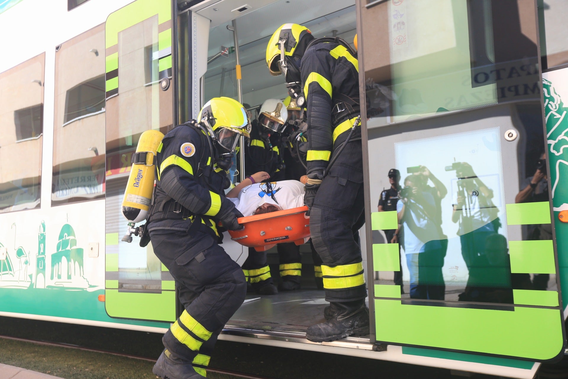 En imágenes: Simulacro de emergencia en el tranvía de la Bahía