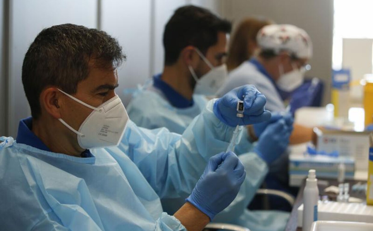 Preparación de vacunas en un hospital de la provincia de Málaga.