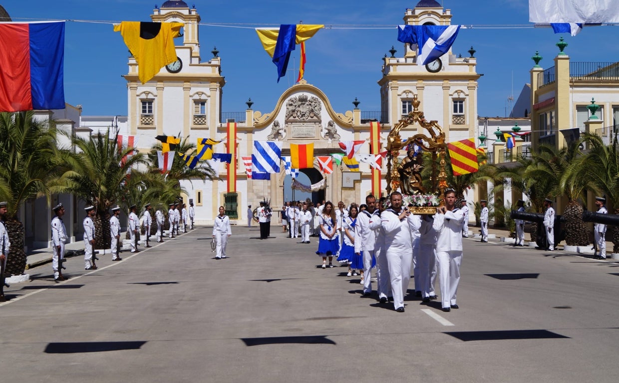 La Base Naval de La Carraca engalanada para la ocasión.