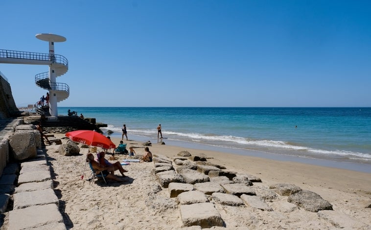 Los vecinos de Cádiz se quejan de la falta de seguridad en la playa Santa María del Mar y los Jardines de Varela