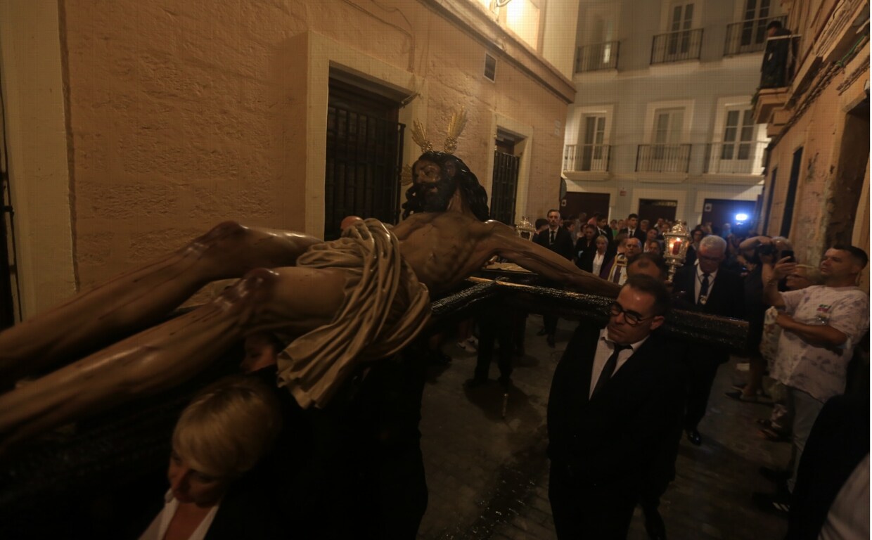 El Cristo de las Aguas, durante el traslado de este martes desde Santa Cruz hasta la Catedral.