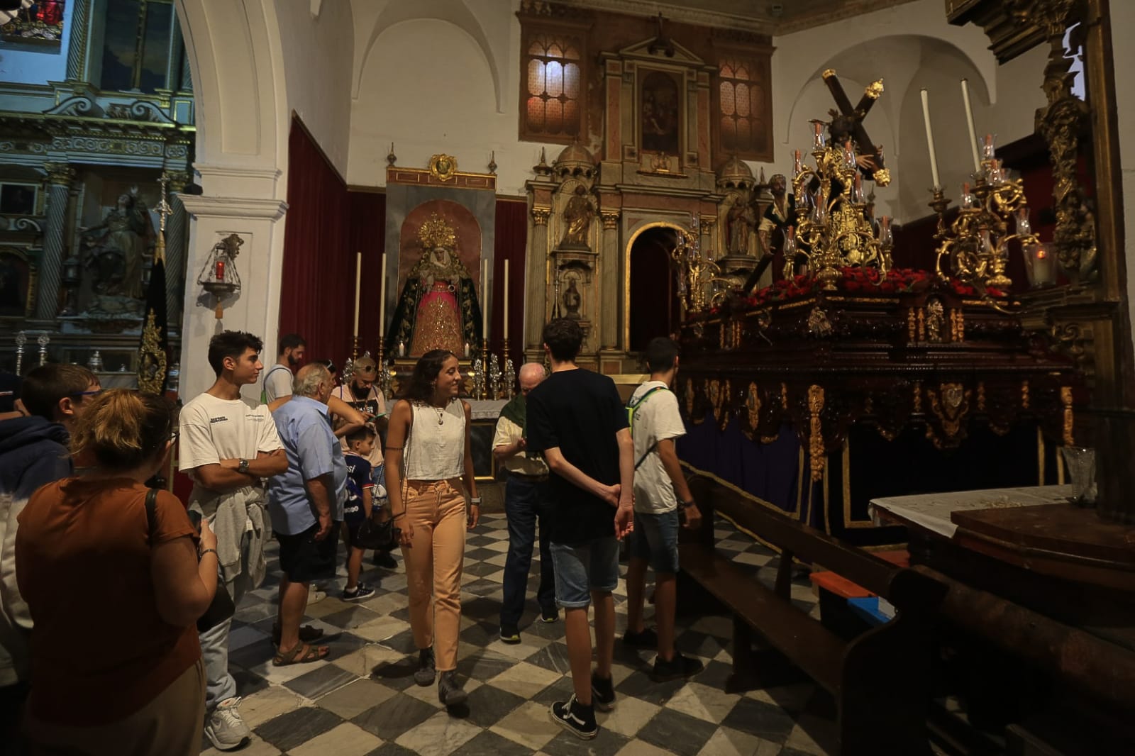 Fotos: Los gaditanos visitan las imágenes que saldrán en la Magna de este sábado