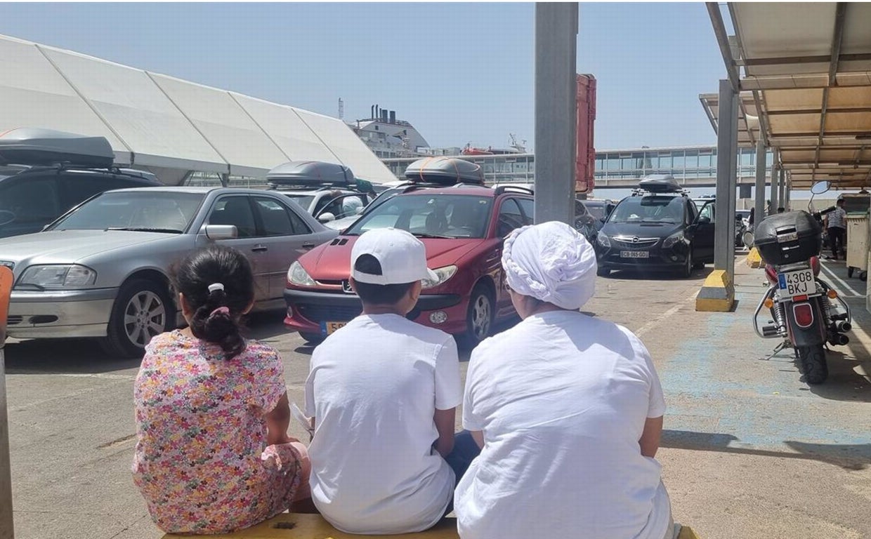 Pasajeros esperan a embarcar en los ferries de la OPE que parten para el Magreb.