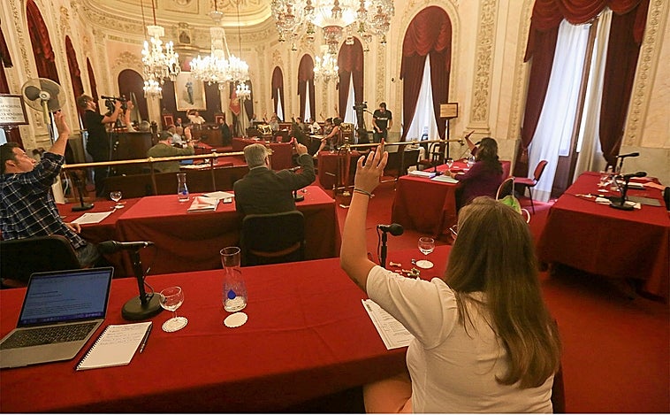 Kichi aprueba la limitación de los pisos turísticos en Cádiz con críticas de «sectarismo» de la oposición