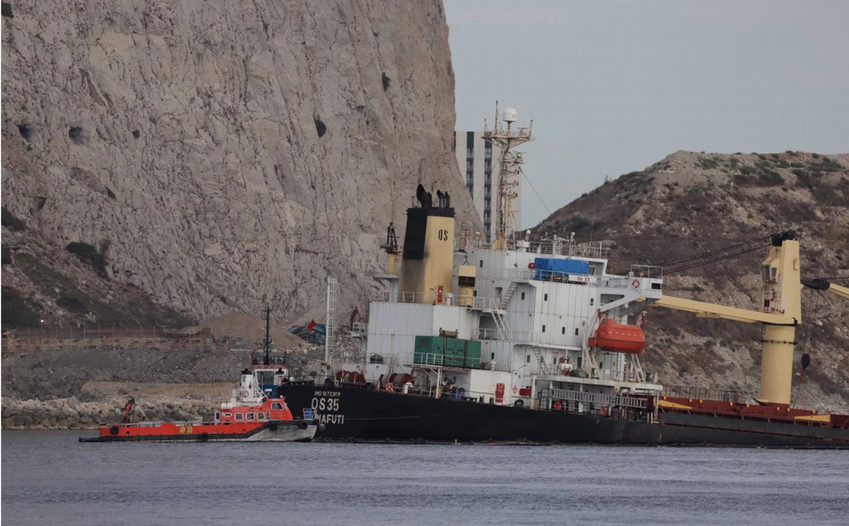 Gibraltar hundirá de forma controlada la popa del buque OS35 para evitar más daños