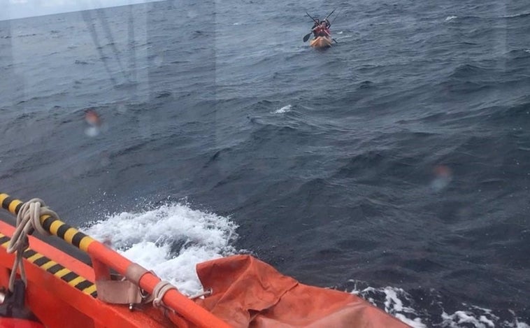 Rescatados dos jóvenes magrebíes que intentaban alcanzar la costa gaditana en Kayak