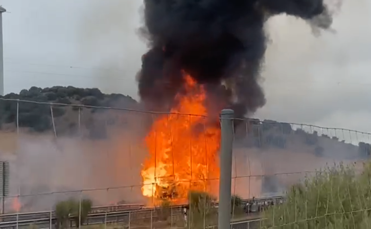 Un camión cargado de bombonas sale ardiendo en la A-381 a la altura de Alcalá de los Gazules