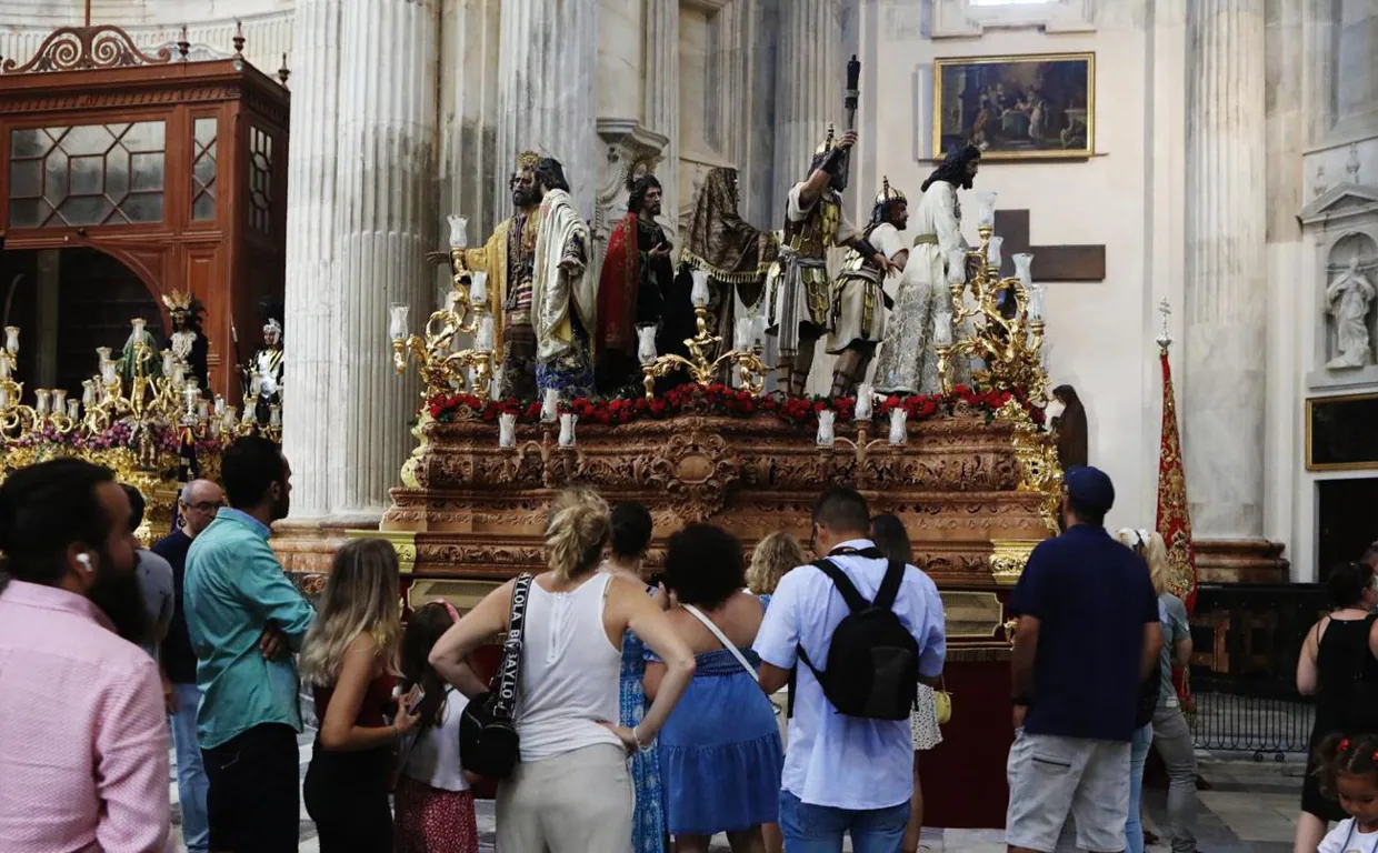Exposición de los pasos de misterio en la Catedral de Cádiz.