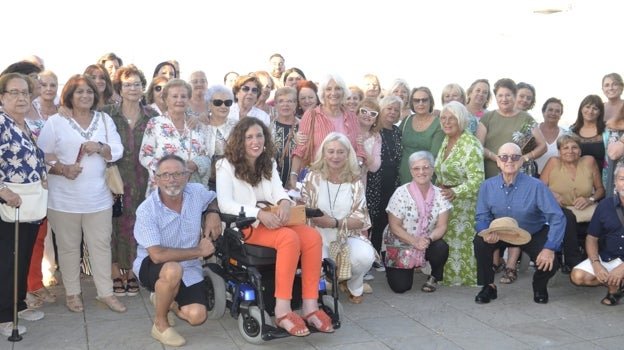 Asociaciones y entidades de Cádiz rinden homenaje a Teófila Martínez