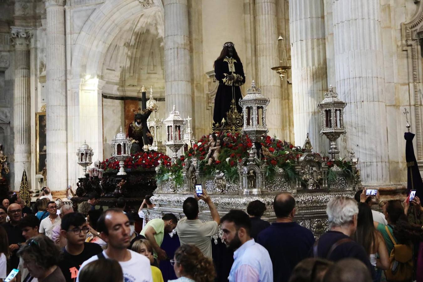 Fotos: Gran ambiente en la Catedral previo a las procesiones de la Magna 2022