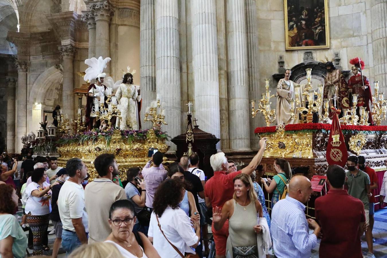 Fotos: Gran ambiente en la Catedral previo a las procesiones de la Magna 2022