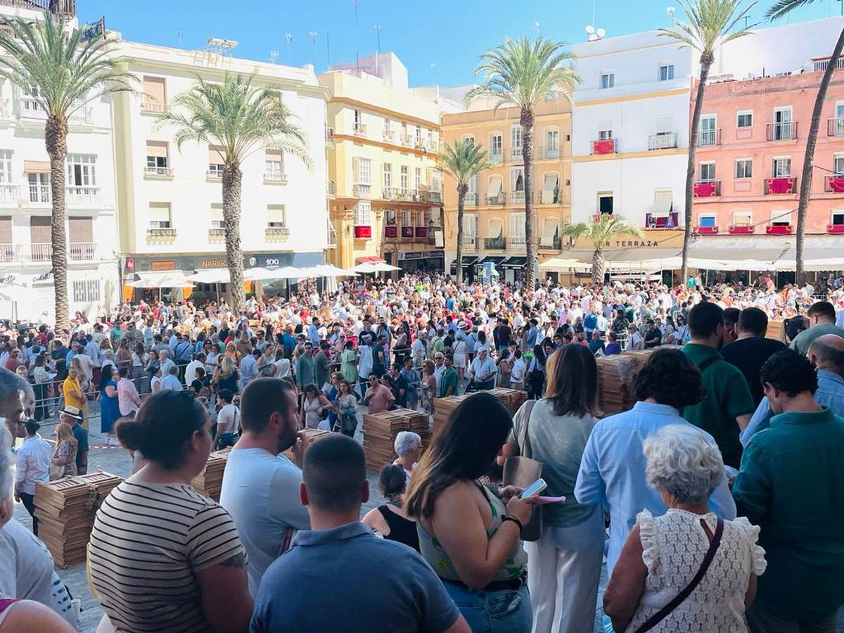 Fotos: Gran ambiente en la Catedral previo a las procesiones de la Magna 2022